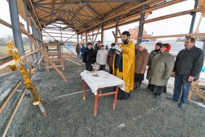 В Новоигнатьевке состоялось освящение креста для временного храма  1