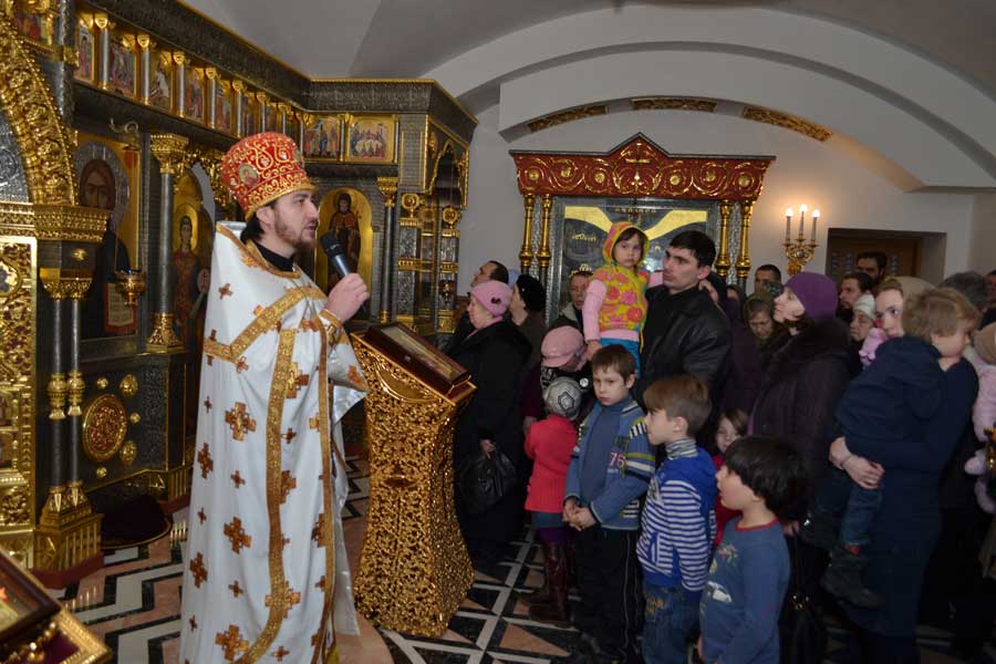 Нижний-храм-Богоявленского-кафедрального-собора-города-Горловки-отпраздновал-свой-первый-престольный-праздник-11