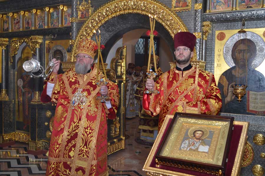 Нижний-храм-Богоявленского-кафедрального-собора-города-Горловки-отпраздновал-свой-первый-престольный-праздник-3