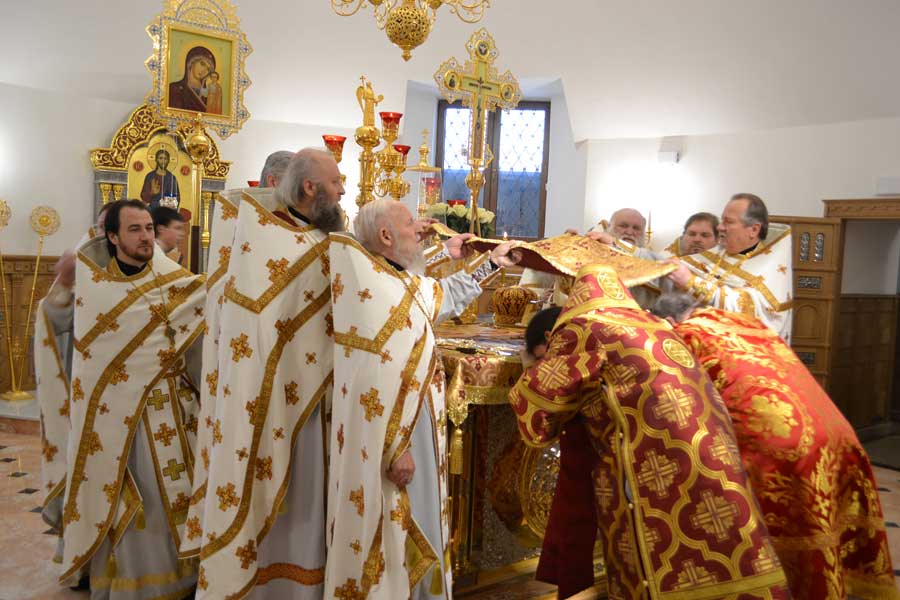 Нижний-храм-Богоявленского-кафедрального-собора-города-Горловки-отпраздновал-свой-первый-престольный-праздник-9